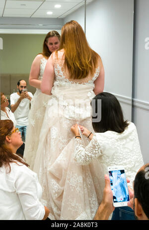 Bride d'essayer sa robe de mariée Kleinfeld, boutique de la mariée haut de gamme et star de sa propre émission de télévision, Dites oui à la robe. NYC Banque D'Images