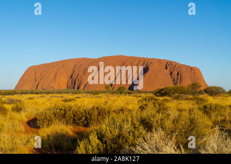 Dans l'outback australien est l'emblème de l'Australie, l'ayers rock appelé Uluru Banque D'Images