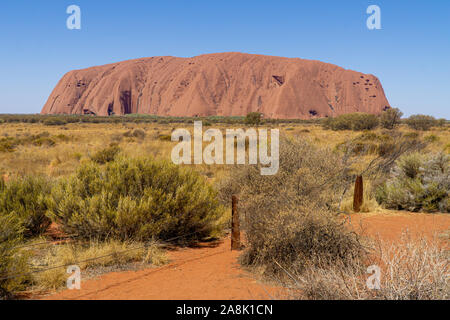 Dans l'outback australien est l'emblème de l'Australie, l'ayers rock appelé Uluru Banque D'Images