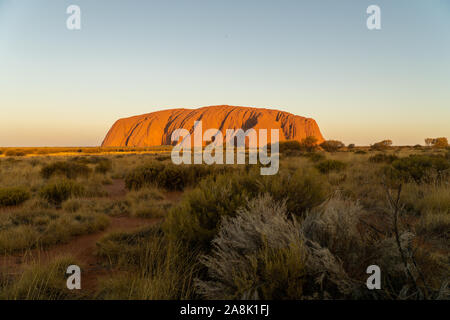 Dans l'outback australien est l'emblème de l'Australie, l'ayers rock appelé Uluru Banque D'Images