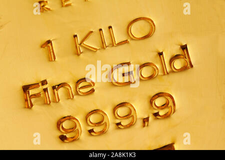 Geldanlage in echtem Goldbarren als or, 1 kg d'or fin, Banque D'Images