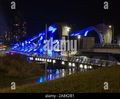 La belle nouvelle Johnson Street Bridge dans le centre-ville de Victoria, BC, Canada, la nuit. Banque D'Images