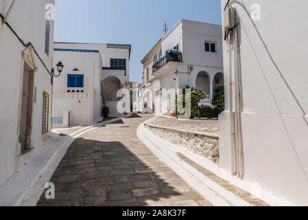 Ruelles traditionnelles à la Chora d'Andros sur une belle journée Banque D'Images