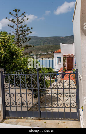 Ruelles traditionnelles à la Chora d'Andros sur une belle journée Banque D'Images