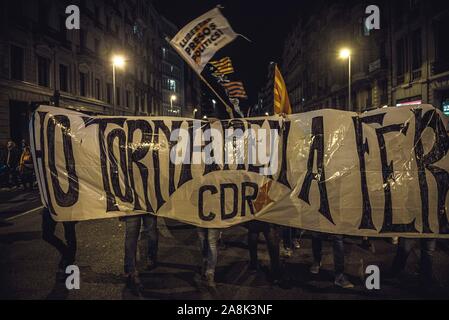 Barcelone, Espagne. 9 novembre, 2019 : Les membres de la CDR (Comité pour la défense de la République) mars derrière leur bannière "nous allons le faire à nouveau" pour protester contre le verdict de la Cour suprême contre 9 dirigeants catalans sur leur rôle dans le cadre d'un référendum sur la sécession interdit en octobre 2017 comme un acte de désobéissance civile contre la commission électorale centrale au cours de la journée électorale silence avant une élection générale. Banque D'Images