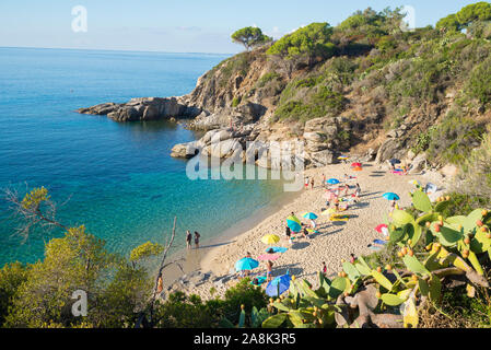 Cavoli, Isola d'Elba, Italie - Septembre 2019 : les personnes sur la célèbre plage de Cavoli dans l'île d'Elbe, Toscane Banque D'Images