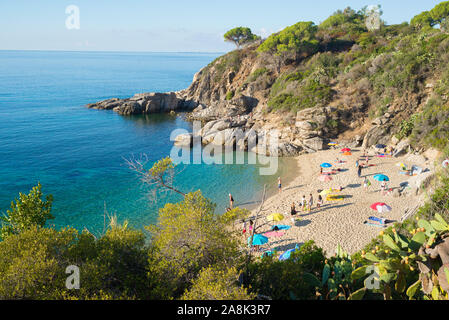 Cavoli, Isola d'Elba, Italie - Septembre 2019 : les personnes sur la célèbre plage de Cavoli dans l'île d'Elbe, Toscane Banque D'Images