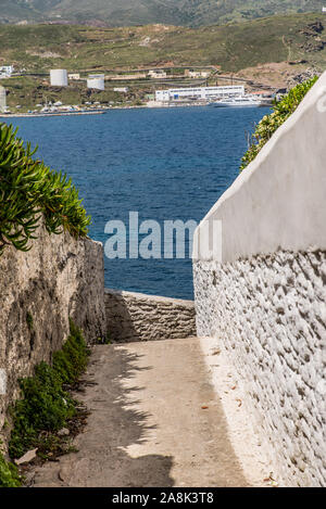 Ruelles traditionnelles à la Chora d'Andros sur une belle journée Banque D'Images