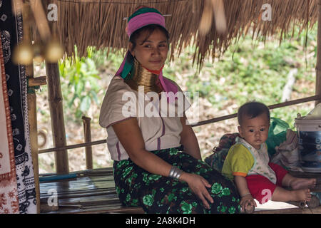 Un long cou femme ou Paduang, partie de la tribu Karen dans le nord de la Thaïlande, dans un village des tribus des collines. Banque D'Images