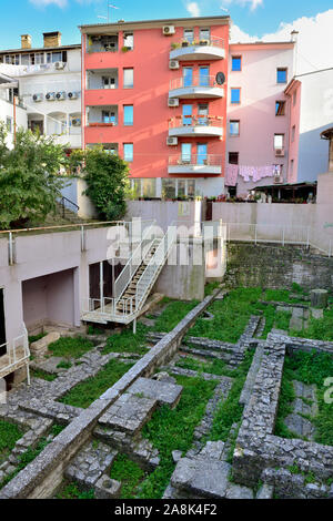 Site archéologique de ruines de la maison d'Agrippine, une partie partie Romain Romain post, niché entre des appartements modernes, Pula, Croatie Banque D'Images