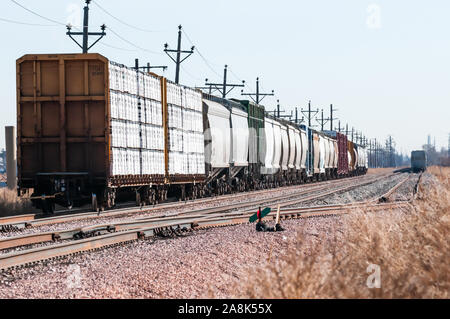 Chargé de wagons sur une voie de garage en attente d'être transporté à l'ouest. Banque D'Images