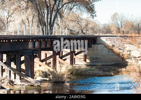 Pont ferroviaire qui traverse la rivière Cache La Poudre Banque D'Images