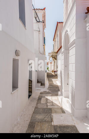 Ruelles traditionnelles à la Chora d'Andros sur une belle journée Banque D'Images