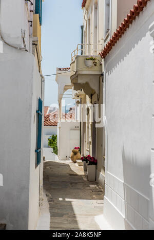 Ruelles traditionnelles à la Chora d'Andros sur une belle journée Banque D'Images