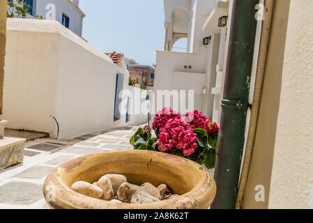 Ruelles traditionnelles à la Chora d'Andros sur une belle journée Banque D'Images