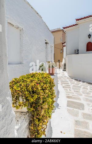 Ruelles traditionnelles à la Chora d'Andros sur une belle journée Banque D'Images