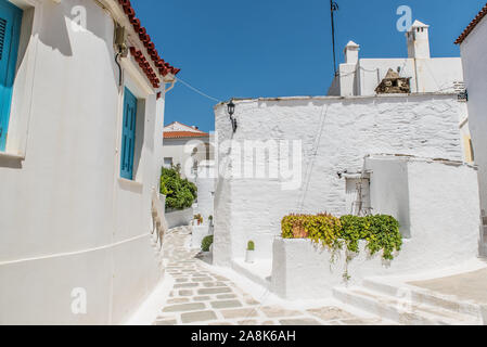 Ruelles traditionnelles à la Chora d'Andros sur une belle journée Banque D'Images