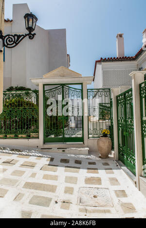 Ruelles traditionnelles à la Chora d'Andros sur une belle journée Banque D'Images