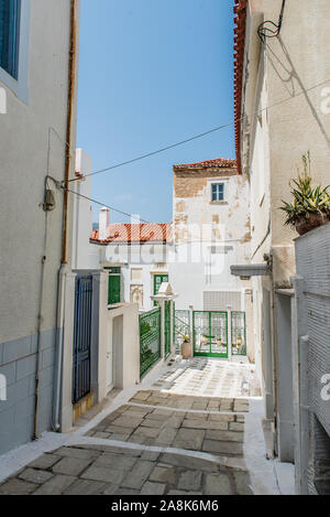 Ruelles traditionnelles à la Chora d'Andros sur une belle journée Banque D'Images