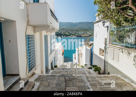 Ruelles traditionnelles à la Chora d'Andros sur une belle journée Banque D'Images