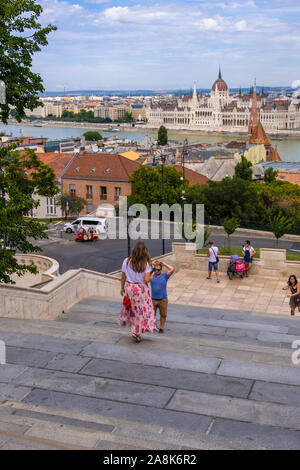 Budapest, Hongrie - le 8 août 2019 : voir avec le célèbre bâtiment du Parlement européen à partir de la bastion des pêcheurs sur la colline du Château Banque D'Images