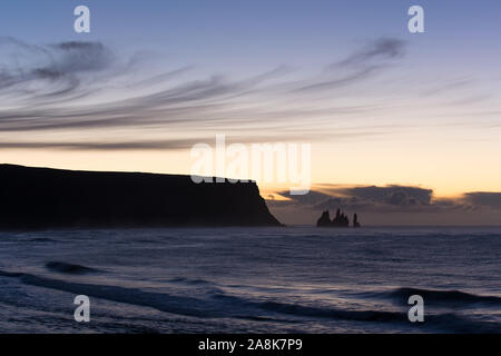 Tôt le matin à la plage de Vik, Islande Banque D'Images