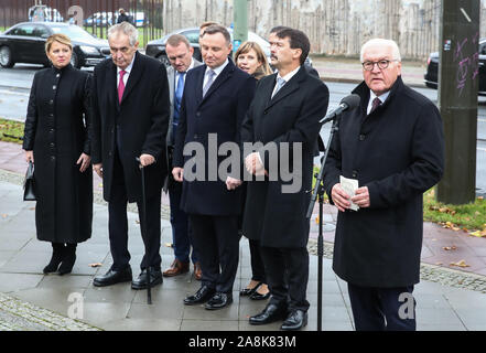 Berlin, Allemagne. Nov 9, 2019. Le Président allemand Frank-Walter Steinmeier (1e R, à l'avant), le président hongrois Janos Ader (2e R, à l'avant), le président polonais Andrzej Duda (C, à l'avant), le Président tchèque Milos Zeman (2L, à l'avant), et le président slovaque Zuzana Caputova (1re L, avant) assister à une commémoration pour souligner le 30e anniversaire de la chute du Mur de Berlin à Berlin, capitale de l'Allemagne, le 9 novembre 2019. L'Allemagne a marqué le 30e anniversaire de la chute du Mur de Berlin le samedi. Credit : Shan Yuqi/Xinhua/Alamy Live News Banque D'Images