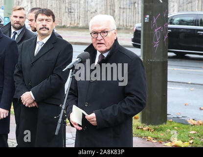 Berlin, Allemagne. Nov 9, 2019. Le Président allemand Frank-Walter Steinmeier (1e R) parle au cours d'une célébration pour marquer le 30e anniversaire de la chute du Mur de Berlin à Berlin, capitale de l'Allemagne, le 9 novembre 2019. L'Allemagne a marqué le 30e anniversaire de la chute du Mur de Berlin le samedi. Credit : Shan Yuqi/Xinhua/Alamy Live News Banque D'Images