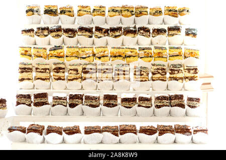 Assortiment de morceaux de gâteau sur la table en désordre, copiez l'espace. Plusieurs tranches de délicieux desserts, menu restaurant concept, vue d'en haut. Banque D'Images