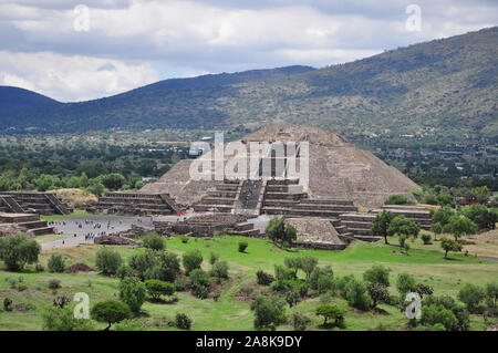 Vue de la pyramide de la lune à Teotihuacan pyramide aztèque , ancienne ville d'Amérique centrale au Mexique, situé dans la vallée de Mexico, à proximité de Mexico Ci Banque D'Images