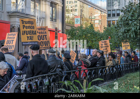 New York City, New York/USA - 11/09/2019 : Des manifestants à un anti-Trump/Pence rally dans le centre-ville de New York Banque D'Images