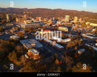 Le centre-ville de Asheville, Caroline du Nord. Drone aérien sur la ville dans les montagnes Blue Ridge en automne / saison d'automne. L'architecture, bâtiments, Banque D'Images