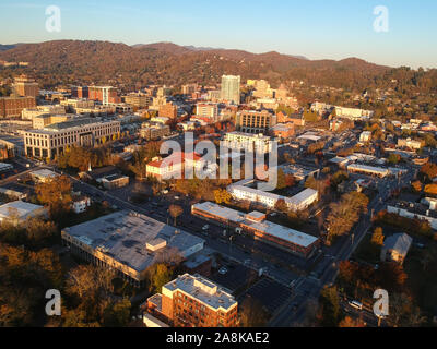 Le centre-ville de Asheville, Caroline du Nord. Drone aérien sur la ville dans les montagnes Blue Ridge en automne / saison d'automne. L'architecture, bâtiments, Banque D'Images