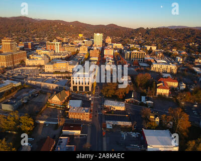 Le centre-ville de Asheville, Caroline du Nord. Drone aérien sur la ville dans les montagnes Blue Ridge en automne / saison d'automne. L'architecture, bâtiments, Banque D'Images