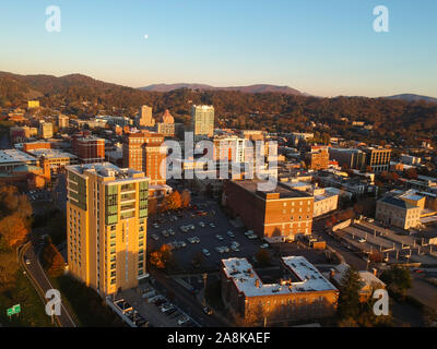 Le centre-ville de Asheville, Caroline du Nord. Drone aérien sur la ville dans les montagnes Blue Ridge en automne / saison d'automne. L'architecture, bâtiments, Banque D'Images