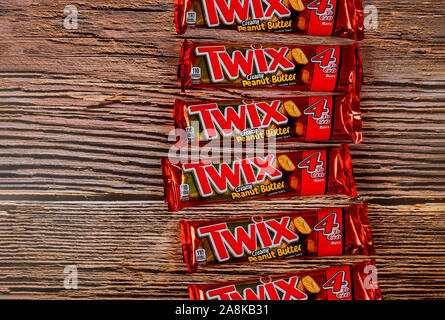 New York NY NOV 08 2019 : barres de chocolat TWIX cookie faite par Mars, Inc. Banque D'Images