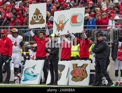 Columbus, Ohio, USA. Nov 9, 2019. Le Maryland Terrapins entraîneurs signal à leur infraction à partir de la ligne de côté dans la première moitié du match entre les Maryland Terrapins et l'Ohio State Buckeyes à l'Ohio Stadium, Columbus, Ohio. Crédit : Scott Stuart/ZUMA/Alamy Fil Live News Banque D'Images