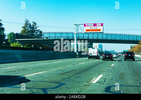 Palo Alto, Californie, USA - Novembre 2019 : peu de circulation sur la route 101 divisé. Passerelle au-dessus de la route. L'enseigne d'information FasTrak Banque D'Images