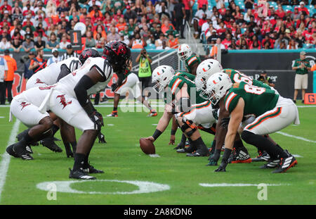Miami Gardens, Florida, USA. 09Th Nov, 2019. Les Championnats de l'aligner contre les Louisville Cardinals lors d'un match de football collégial au Hard Rock Stadium de Miami Gardens, en Floride. Les Hurricanes ont remporté 52-27. Mario Houben/CSM/Alamy Live News Banque D'Images