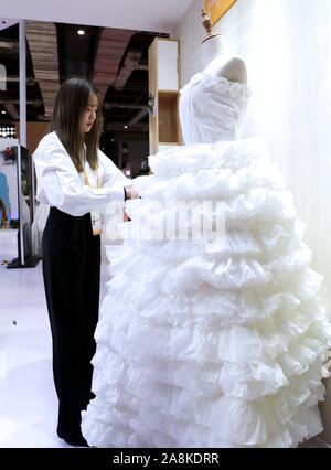 Shanghai, Chine. Nov 6, 2019. Un membre du personnel organise une robe de mariage en papier à l'espace d'exposition sur la vie deuxième Chine Importation International Expo (CIEE) à Shanghai, la Chine orientale, le 6 novembre 2019. La deuxième internationale Chine Importer l'exposition se tiendront du 5 novembre au 10 novembre à Shanghai. Credit : Liu Ying/Xinhua/Alamy Live News Banque D'Images