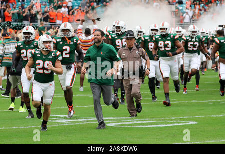 Miami Gardens, Florida, USA. 09Th Nov, 2019. L'entraîneur-chef les championnats de Manny Diaz entre dans le champ avec l'équipe pour la cérémonie d'ouverture de la college football match contre les Cardinals de Louisville au Hard Rock Stadium de Miami Gardens, en Floride. Mario Houben/CSM/Alamy Live News Banque D'Images