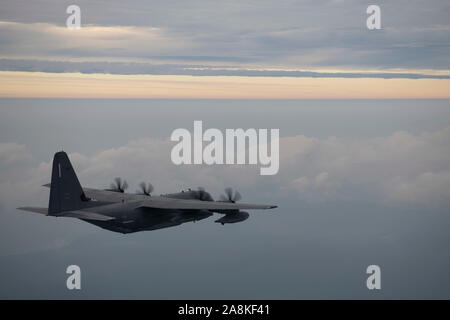 Un U.S. Air Force MC-130J Commando II avec le 17e Escadron d'opérations spéciales, les mouches dans la région indo-pacifique zone des commandes d'responsibilityNov. 4, 2019. Le MC-130J vole principalement à des missions de nuit afin de réduire la probabilité d'acquisition visuelle et d'interception par des menaces. La formation dans ces conditions permet aux membres de l'équipage de bien traiter les scénarios inattendus. (U.S. Photo de l'Armée de l'air par des aviateurs Rhett Isbell) Banque D'Images