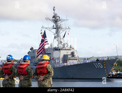 191107-N-E356-1003 PEARL HARBOR (nov. 7, 2019) Le lance-missiles de classe Arleigh-Burke destroyer USS William P. Lawrence (DDG 110) sont retournés à leur port d'attache de Pearl Harbor, le 7 novembre. William P. Lawrence terminé un déploiement réussi après avoir procédé à diverses opérations et exercices de la 3e et 7e flotte secteurs d'opérations. (U.S. Photo par marine Spécialiste de la communication de masse 2e classe Jessica O. Blackwell/libérés) Banque D'Images