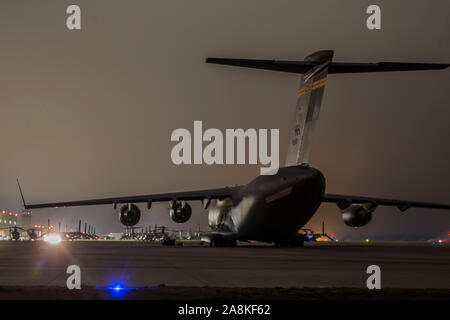 Un U.S. Air Force C-17 Globemaster III attend sur la ligne de vol sur Marine Corps Air Station Camp Pendleton, en Californie, le 7 novembre 2019. L'air station fournit les Marines et les marins de JE Marine Expeditionary Force et 3rd Marine Aircraft Wing avec des options de déploiement flexibles. Bien que l'air station soutient principalement les hélicoptères et les aéronefs à rotors basculants, elle est aussi capable de l'atterrissage de gros aéronefs comme le C-17. (U.S. Marine Corps photo par Lance Cpl. Andrew Cortez) Banque D'Images