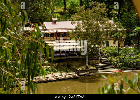 La Yarra Park Boathouse historique avec café et des barques sur un dimanche après-midi ensoleillé Banque D'Images