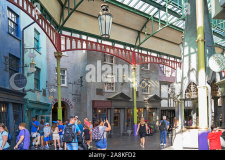 Le chemin de traverse qui marchent par l'intérieur du monde magique de Harry Potter, le complexe Universal Studios Orlando, Floride, USA Banque D'Images