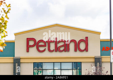 14 octobre 2019 - Calgary (Alberta), Canada - Petland Logo sur storefront Banque D'Images