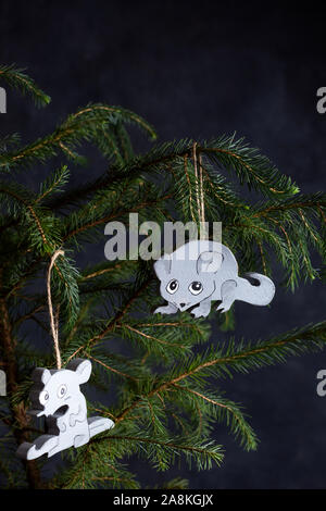 Arbre de Noël décoré avec des jouets en bois. Deux rats sont gris et blanc. Symbole de la nouvelle année Banque D'Images