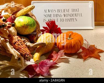 Automne décoration de Thanksgiving cornucopia rempli de calebasses, de maïs et de feuilles avec des mots d'inspiration Banque D'Images