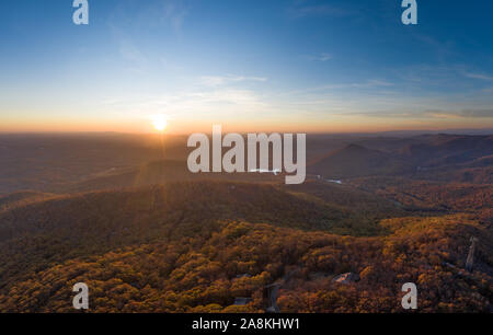 Vue aérienne de coucher de soleil avec des rayons de soleil à Jasper au cours de l'automne Banque D'Images